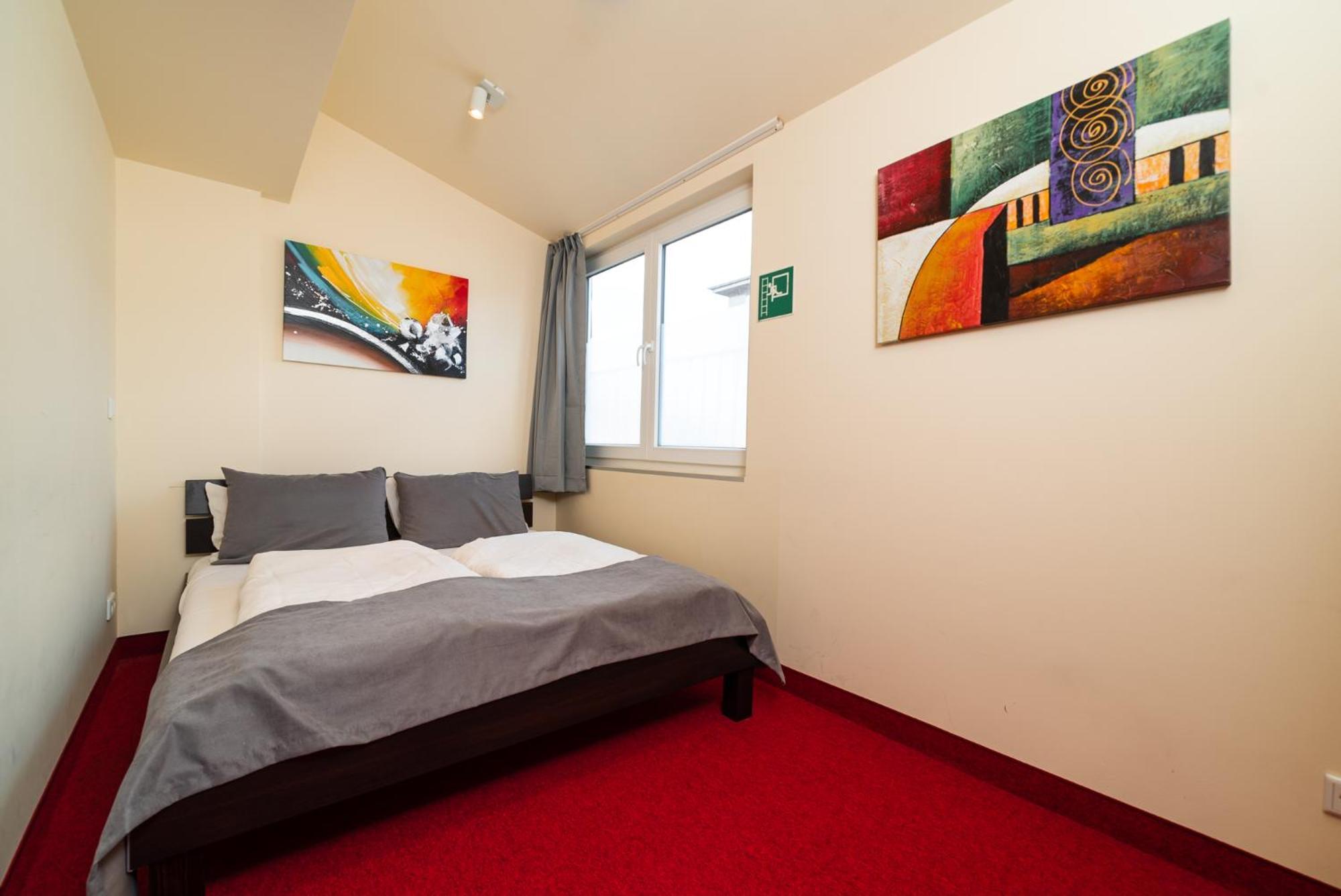 Hotel S & D