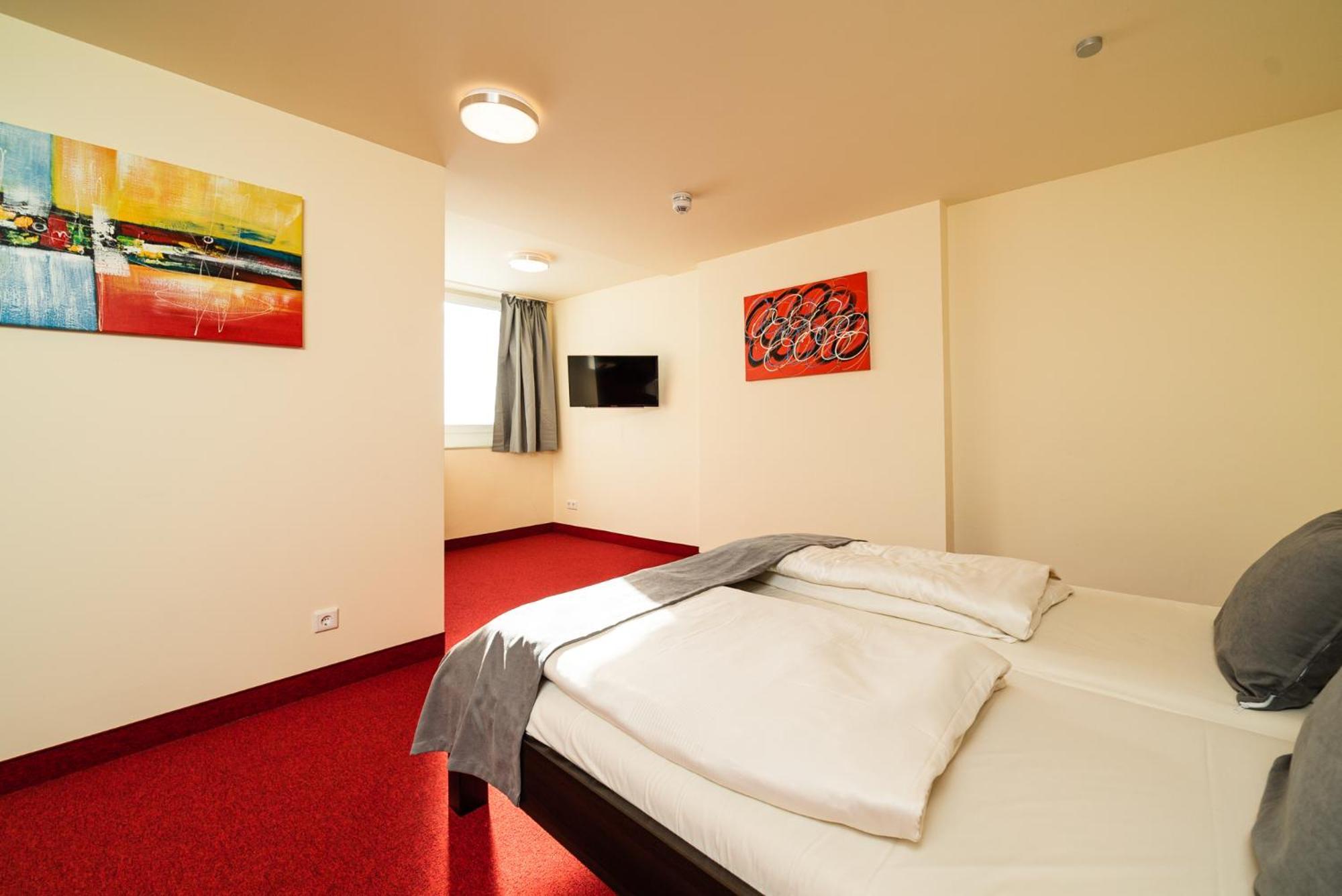 Hotel S & D